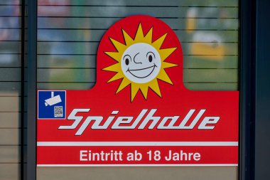 Berlin, Almanya - 6 Ağustos 2021: Berlin 'de bir eğlence atari salonu için Merkur Kumarhanesi reklamı.