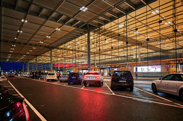 2021年8月27日 ドイツ シェーンフェルト市 Berベルリン ブランデンブルク空港の受付ビルの前の駐車場 アンド フライ を夜間撮影 — ストック写真