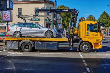 Berlin, Almanya - 17 Eylül 2020: Otomobil Kulübü ADAC 'ın acil durum kamyonu.