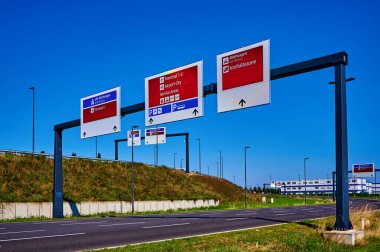 BER Berlin-Brandenburg Havaalanı 'nın bilgi panosu.