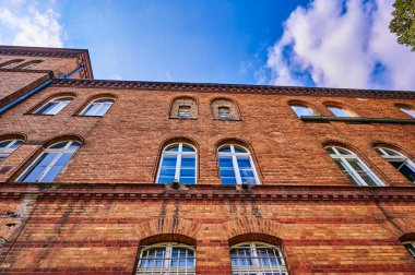 Prusya demiryolu alaylarının eski kışlalarının bir parçası olarak 19. yüzyıldan kalma tarihi bir bina..