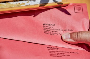 Berlin, Almanya - 09 Eylül 2021: Almanya 'da yapılacak federal seçimler için posta kutusuna bir seçim mektubu atıldı.