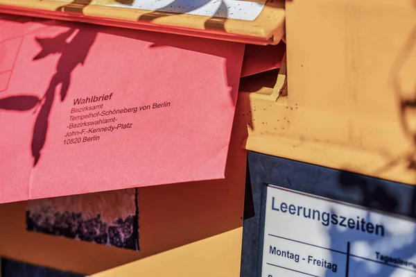 베를린 2021 선거를 편지를 던지다 — 스톡 사진