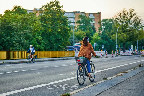 베를린 2021 베를린에서 자전거타는 사람들 거리씬 자전거 노선은 자전거를 사람들에게 — 스톡 사진