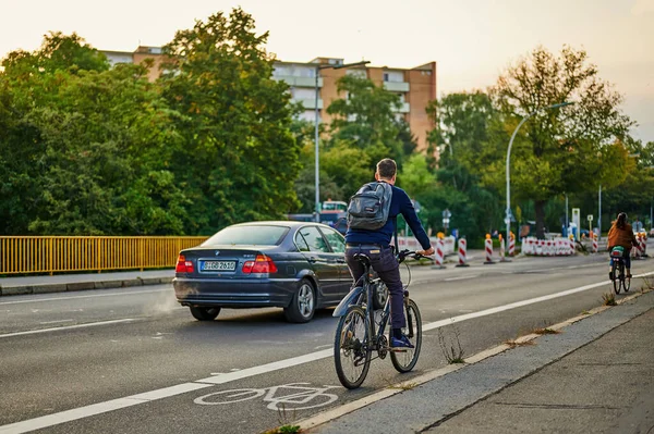 베를린 2021 베를린에서 자전거타는 사람들 거리씬 자전거 노선은 자전거를 사람들에게 — 스톡 사진
