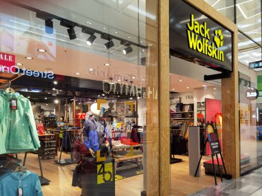 Berlin, Almanya - 1 Eylül 2021: Berlin 'deki Gropius Passagen alışveriş merkezindeki bir mağazanın vitrini.