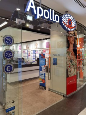 Berlin, Almanya - 1 Eylül 2021: Berlin 'deki Gropius Passagen alışveriş merkezindeki bir mağazanın vitrini.