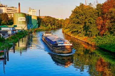 Berlin, Almanya - 10 Eylül 2021: Şafakta Berlin 'deki Teltow Kanalı' nda kargo nakliyesi.