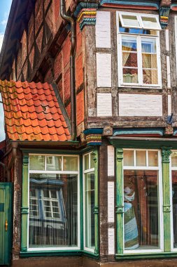 Alman ortaçağ kasabası Dannenberg 'e bakın. Tarihi bir evin ön cephesini, yarı ahşap bir mimariyle görebilirsiniz..