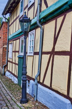 Alman ortaçağ kasabası Dannenberg 'e bakın. Tarihi bir evin ön cephesini, yarı ahşap bir mimariyle görebilirsiniz..