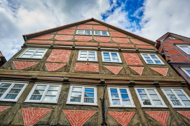Alman ortaçağ kasabası Dannenberg 'e bakın. Tarihi bir evin ön cephesini, yarı ahşap bir mimariyle görebilirsiniz..