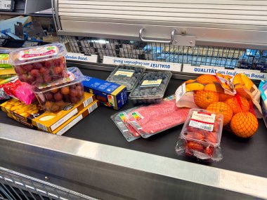 Berlin, Almanya - 3 Kasım 2025: Çeşitli bakkalların bulunduğu bir süpermarkette taşıma bandına bakın.