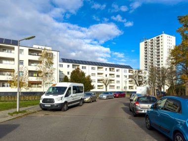 Berlin, Almanya - 4 Kasım 2025: Fotovoltaik sistemli bir apartmanın çatısı.