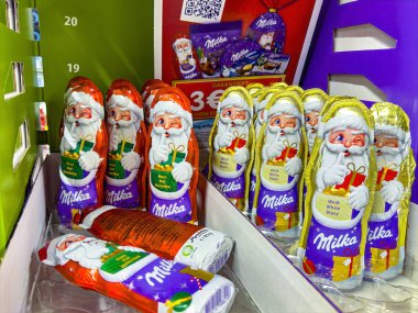 Berlin, Almanya - 10 Aralık 2025: Süpermarkette bir raf dolusu çikolata Noel Baba 'ya bakın.
