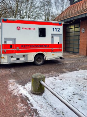 Berlin, Almanya - 9 Şubat 2026: Ambulans itfaiye girişinin önüne park edildi.