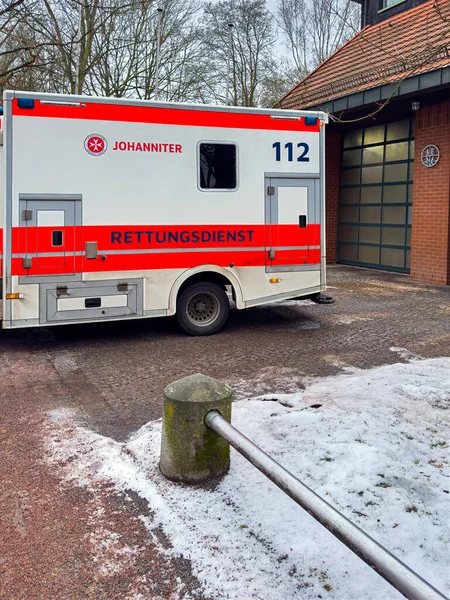 Berlin, Almanya - 9 Şubat 2026: Ambulans itfaiye girişinin önüne park edildi.