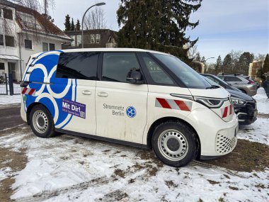 Berlin, Almanya - 19 Şubat 2026: Bir elektrik şebekesi operatöründen elektrikli hizmet aracı .