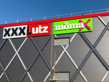 Rangsdorf, Almanya - 7 Mart 2026: Berlin yakınlarındaki iki mobilya mağazasının reklam panoları.