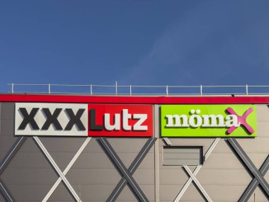 Rangsdorf, Almanya - 7 Mart 2026: Berlin yakınlarındaki iki mobilya mağazasının reklam panoları.