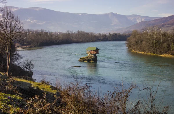Drina Sırbistan'daki nehirde taş ev