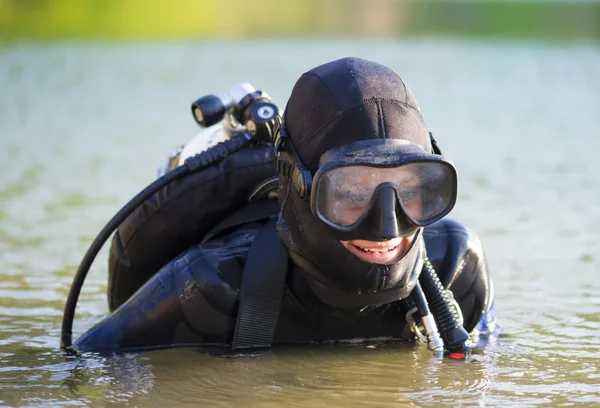 Diver kvinnan i vattnet — Stockfoto