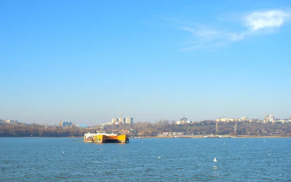 Barco de ferry lleno de gente y coches cruzando el Danubio —  Fotos de Stock