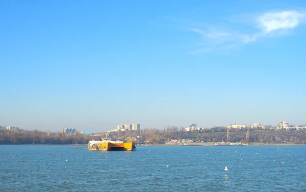 Ferry boat filled with people and cars crossing Danube — Stock Photo, Image