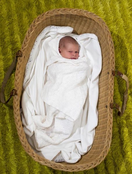 Nya född flicka i en korg. Studio bild — Stockfoto