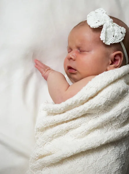 Dziewczynka noworodek śpi. koncepcja macierzyństwo — Zdjęcie stockowe