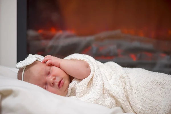 Entzückendes neues Baby schlafend geboren — Stockfoto