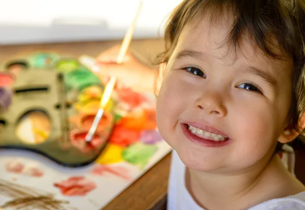 Kleines Mädchen malt mit Aquarell - Draufsicht — Stockfoto