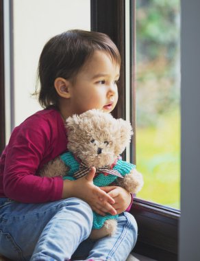 küçük kız pencereden bakıyor