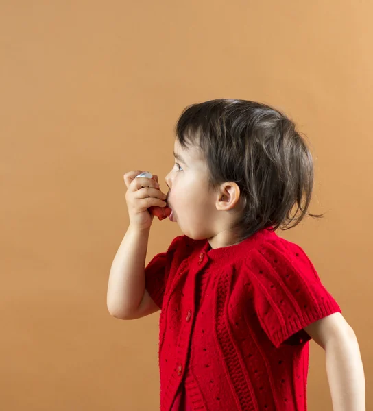 Portrait d'une fille utilisant un inhalateur d'asthme — Photo