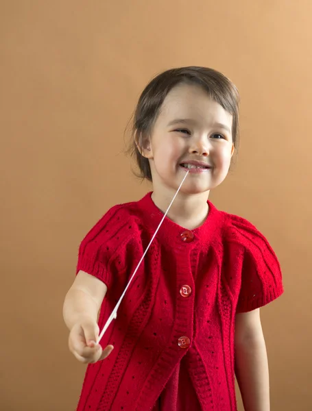 Kind stretching een kauwgom uit haar mond — Stockfoto