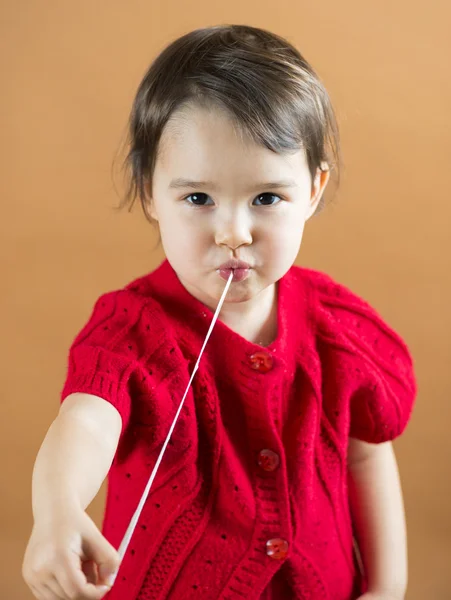 Jovencita estirando un chicle de su boca —  Fotos de Stock