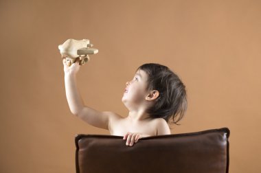 Oyuncak uçak ile oynayan mutlu çocuk. Stüdyo vurdu.