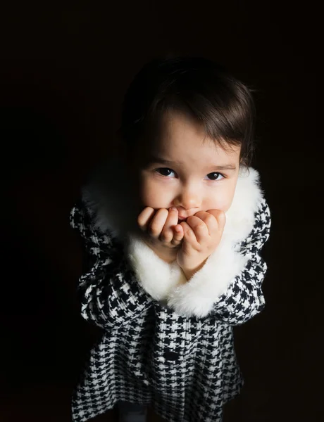 Niña tiene miedo en la oscuridad —  Fotos de Stock