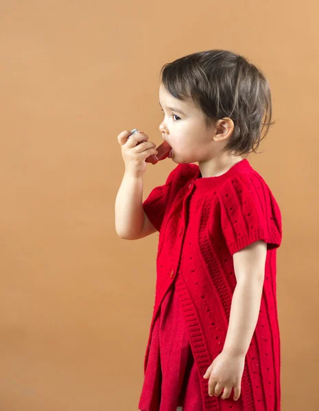 Portret van een meisje met astma-inhalator — Stockfoto