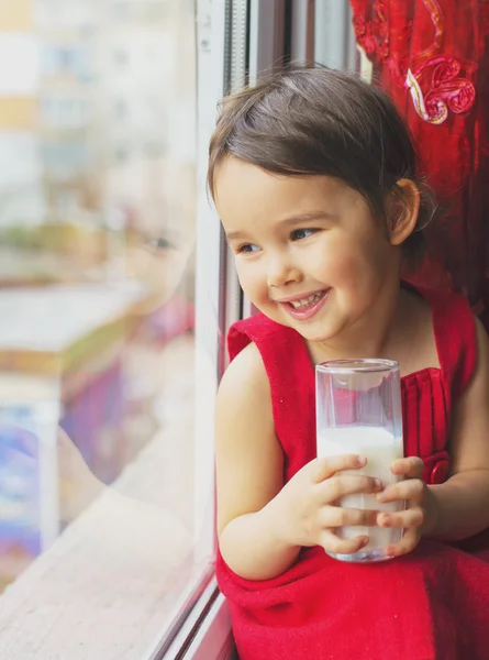 Närbild av liten flicka konsumtionsmjölk — Stockfoto