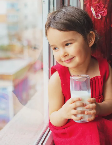 Closeup holčička konzumní mléko — Stock fotografie