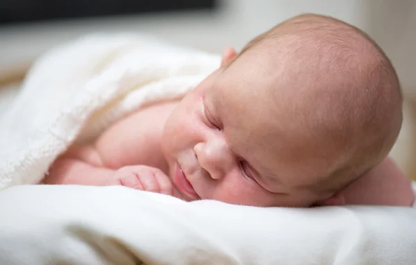 Entzückend schöne neugeborene Mädchen. Mutterschafts- und Neugeborenenkonzept. Neugeborenes Baby schläft — Stockfoto