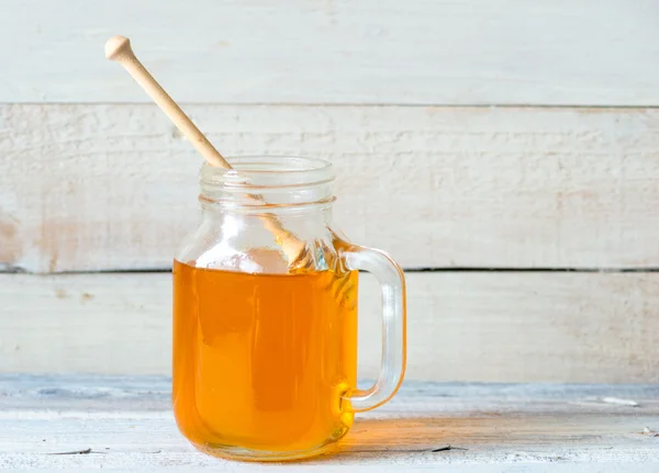 Tarro de miel con cazo de miel — Foto de Stock