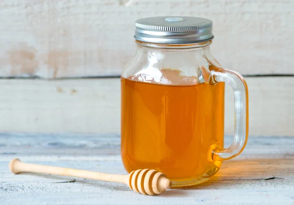 Tarro de miel con cazo de miel — Foto de Stock