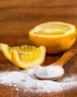 kabartma tozu (sodyum bikarbonat) bir tahta kaşık ve limon
