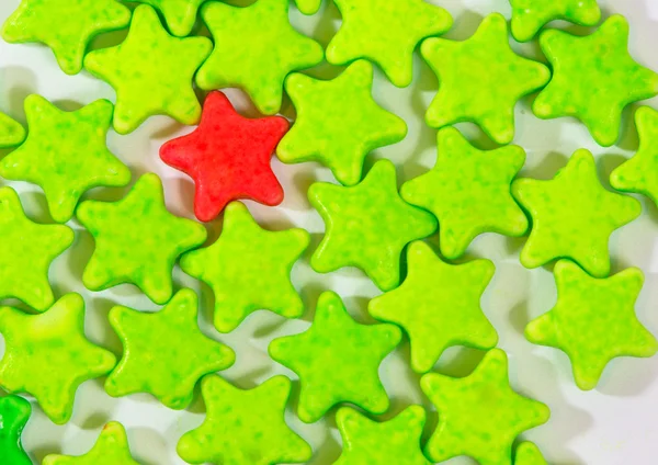 Caramelos Star rojos y verdes sobre fondo blanco —  Fotos de Stock