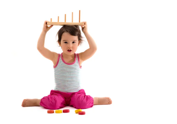 Bambino che gioca con giocattoli educativi tazza. Isolato su sfondo bianco — Foto Stock