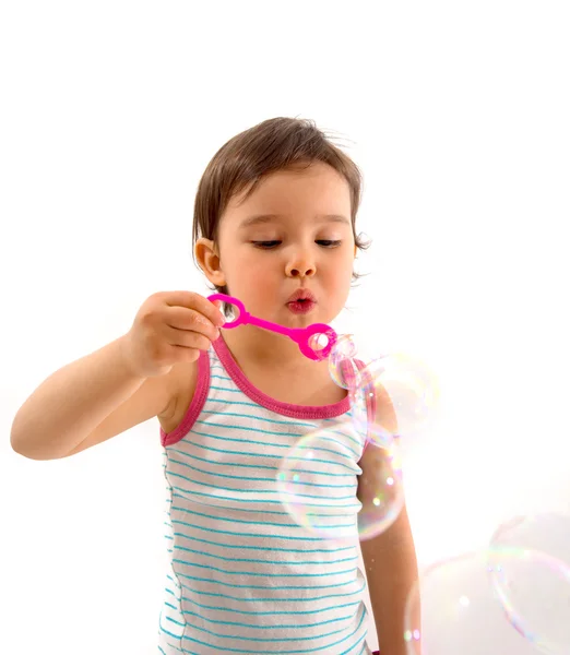 Bambina soffia bolle di sapone su sfondo bianco — Foto Stock