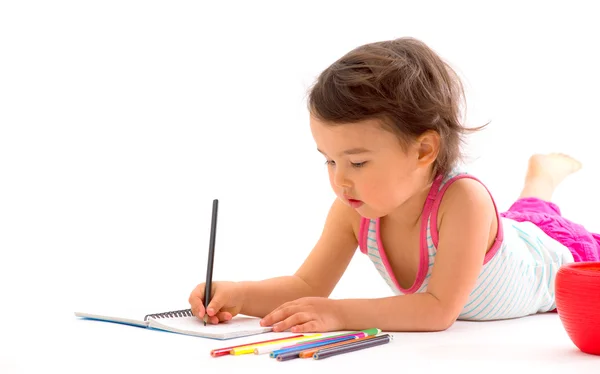 Bela menina desenho com lápis multicoloridos isolado no branco — Fotografia de Stock