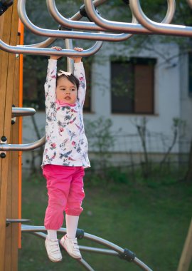 Oyun parkındaki kız