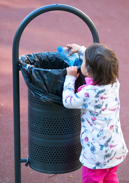 Niño participar en el reciclaje — Foto de Stock